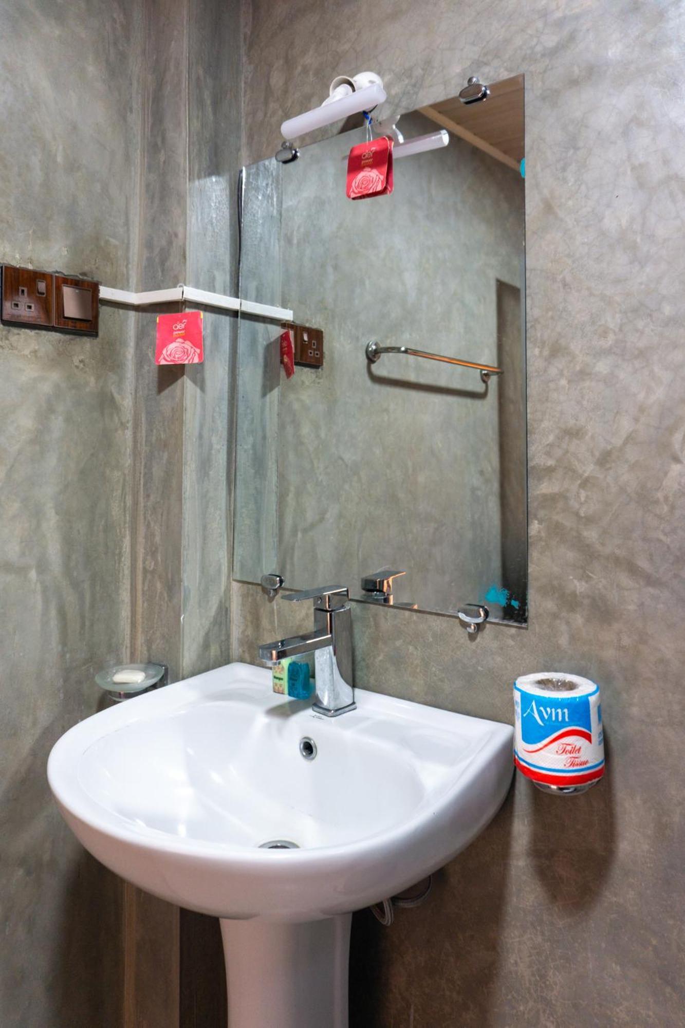 Refresh Inn Ела Екстериор снимка